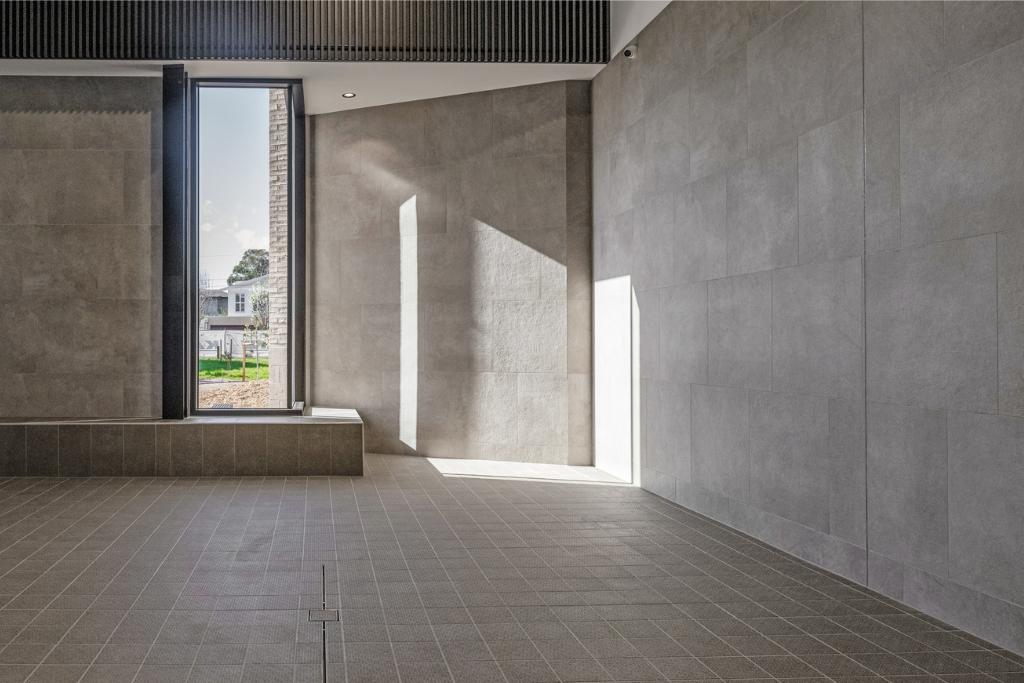 Wall Tile Pool Hall - Valley Pebble Grey 75x75cm with Area Pro Sand Grid 200x200 (1)